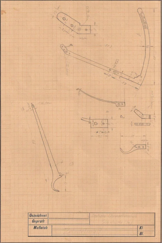 Feinmechanische Bleistiftzeichnung von Uhrwerksteilen auf vergilbtem Papier.